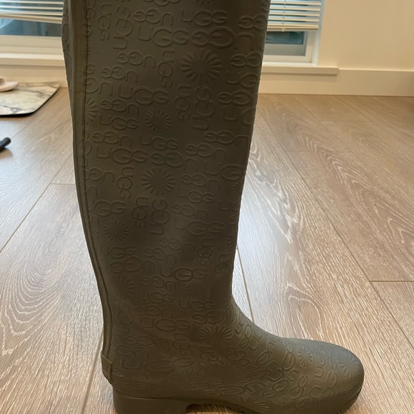 Size 8 Ugg rubber rain boots - Picture 5 of 9
